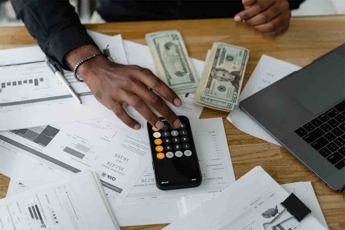 Choosing Between High-Yield Savings Account and CD